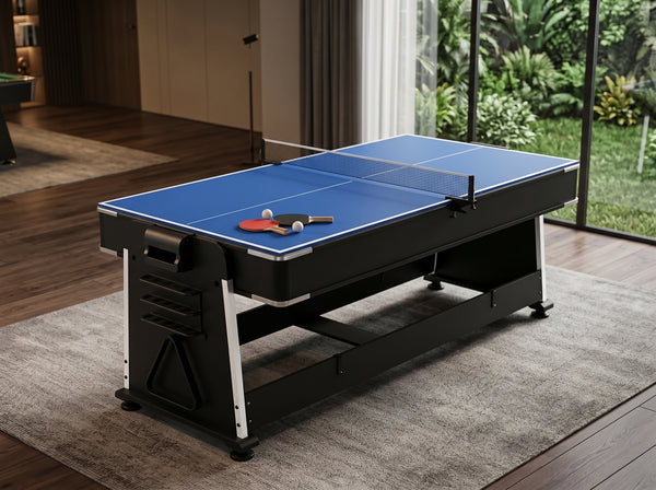 Cubierta de ping pong azul de competencia con malla y raquetas sobre mesa multijuegos 4 en 1