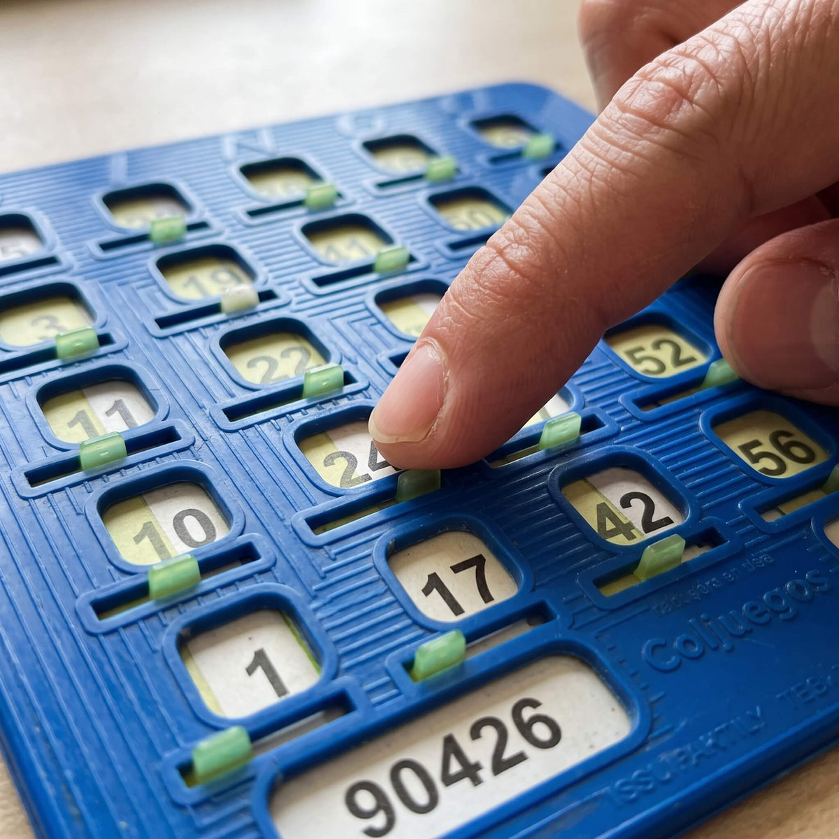 Juego De Bingo Profesional Con Balotera, Tablero MDF Y 100 Tablas Plásticas Profesionales De Colores - Default Title