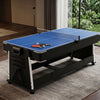 Cubierta de ping pong azul de competencia con malla y raquetas sobre mesa multijuegos 4 en 1