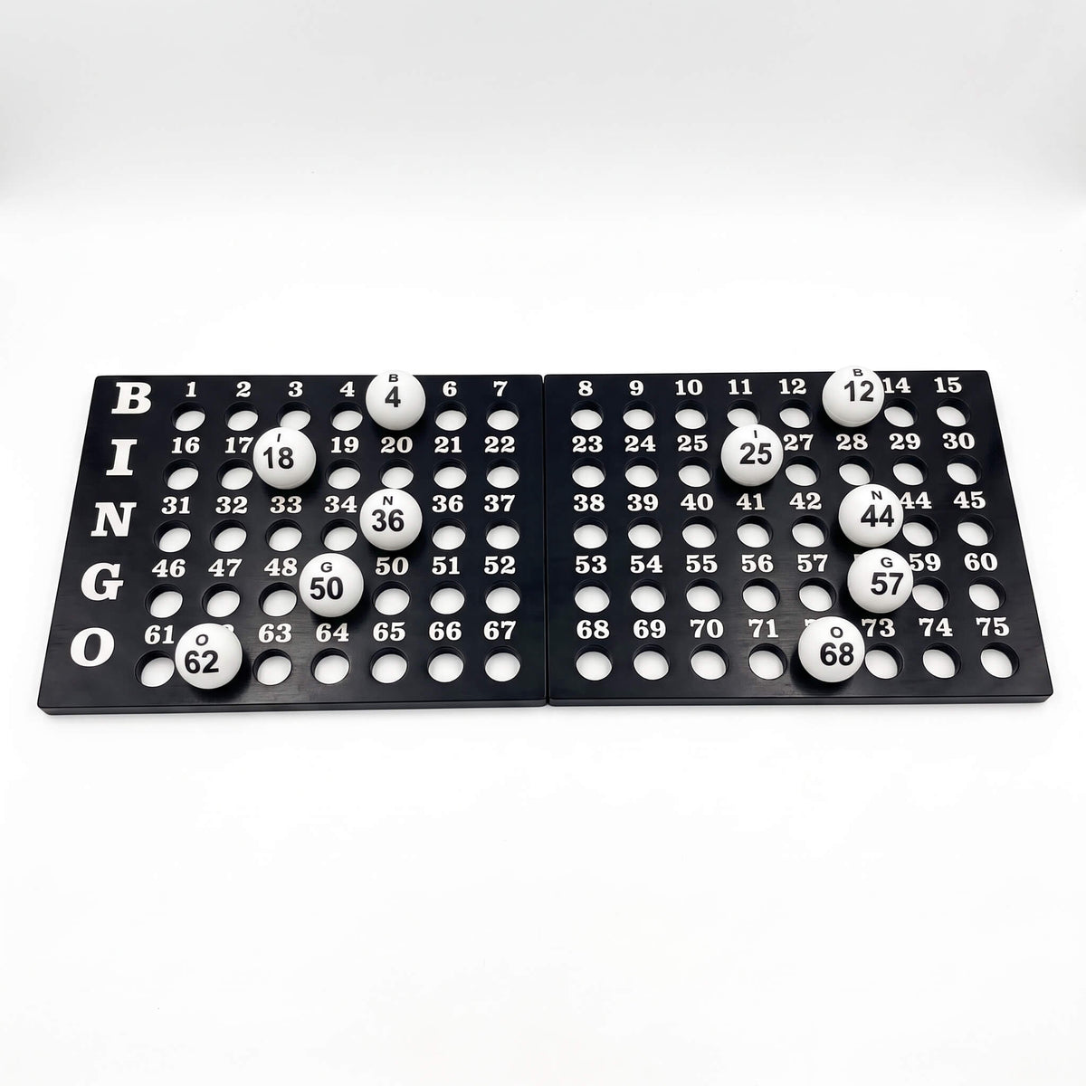 Tablero de bingo en madera abierto con 75 orificios y balotas calzadas