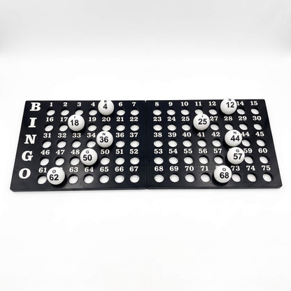 Tablero de bingo en madera abierto con 75 orificios y balotas calzadas