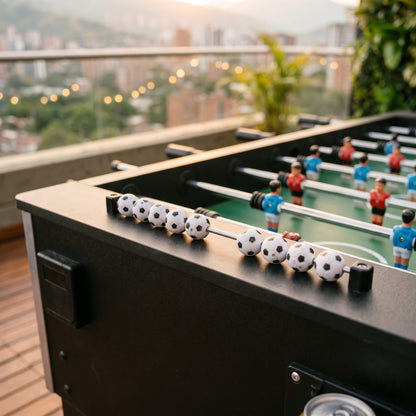 Experiencia de juego interactivo en mesa de futbolito profesional para reuniones familiares y amigos